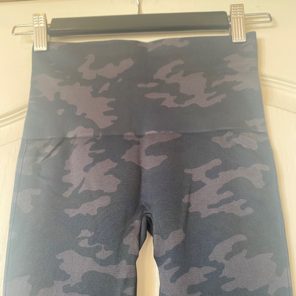 Spanx Black Camo Leggings NWT Size Small - Picture 3 of 13